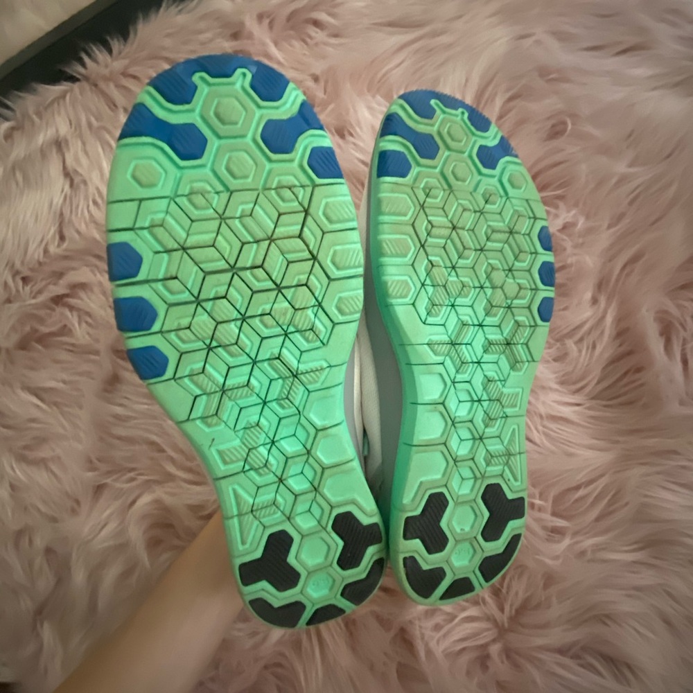 Nike Free Runs - Picture 2 of 3